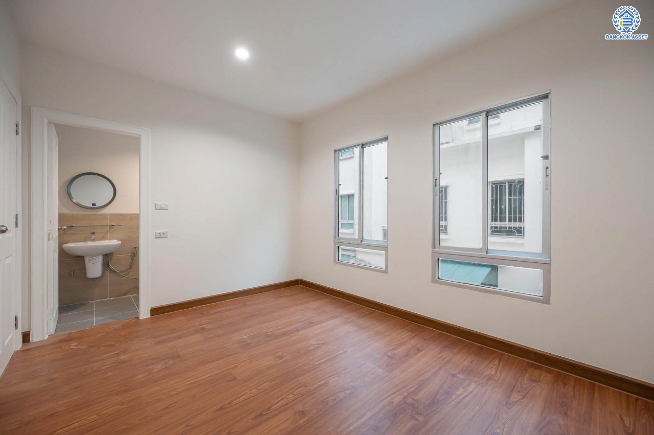 บ้านมือสองตกแต่งใหม่ โครงการ บ้านกลางเมือง มอนติคาร์โล-รัชวิภา เนื้อที่กว้าง 21.3 ตร.ว. ฟังก์ชัน 3 ห้องนอน 3 ห้องน้ำ 1 ห้องอเนกประสงค์ จอกรถได้ 2 คัน พร้อมอยู่ทันที บนทำเลเยี่ยม เชื่อมต่อถนนวิภาวดีรังสิต ใกล้รถไฟฟ้าสายสีแดง "สถานีวัดเสมียนนารี" และทางด่วน "ศรีรัช"